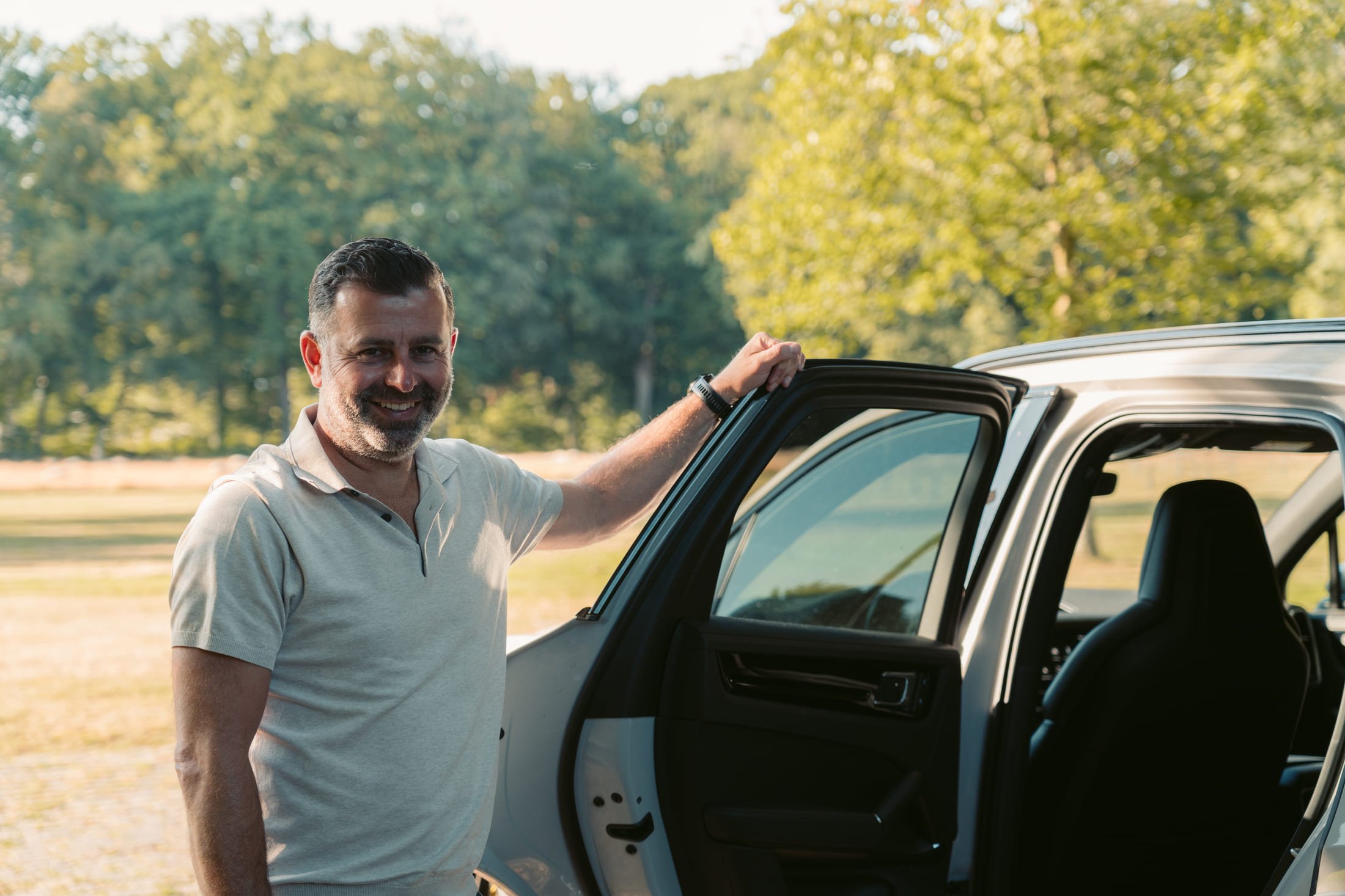 Ivo naast de auto van een klant